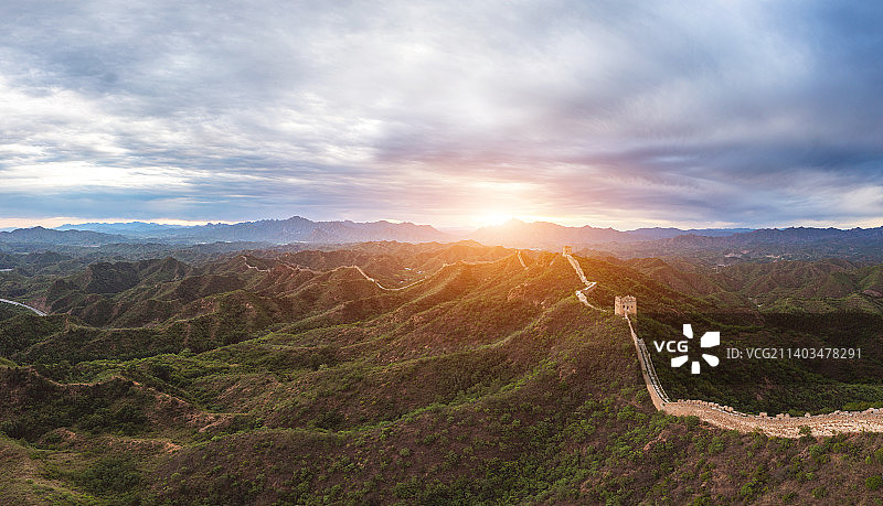 航拍日落时分金山岭长城图片素材