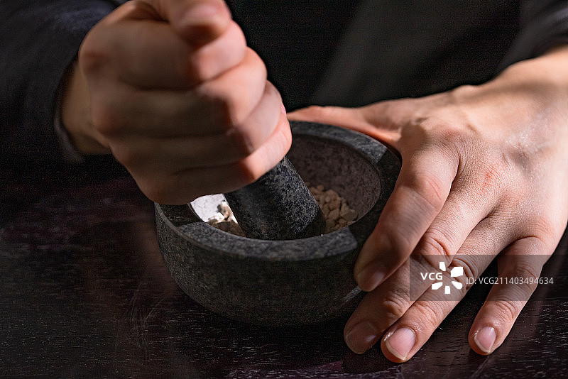 老中医捣药图片素材