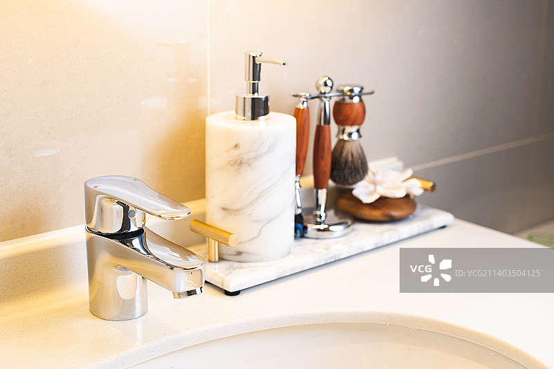 洗手间洗手池洗漱用品和水龙头图片素材