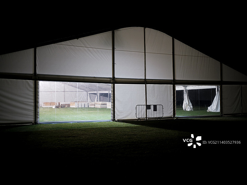 公园里准备园艺展的空帐篷图片素材