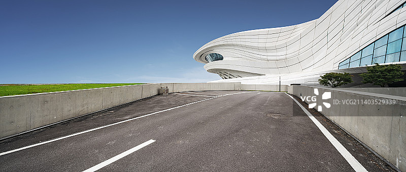现代抽象建筑旁空旷的柏油马路图片素材