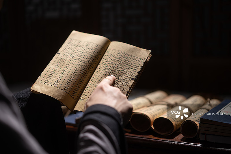 古人在书房看古籍图片素材