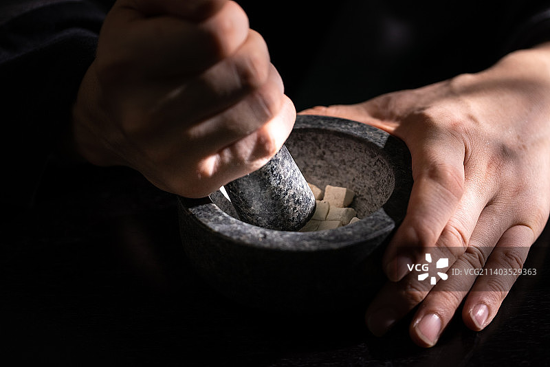 老中医研磨中药材图片素材