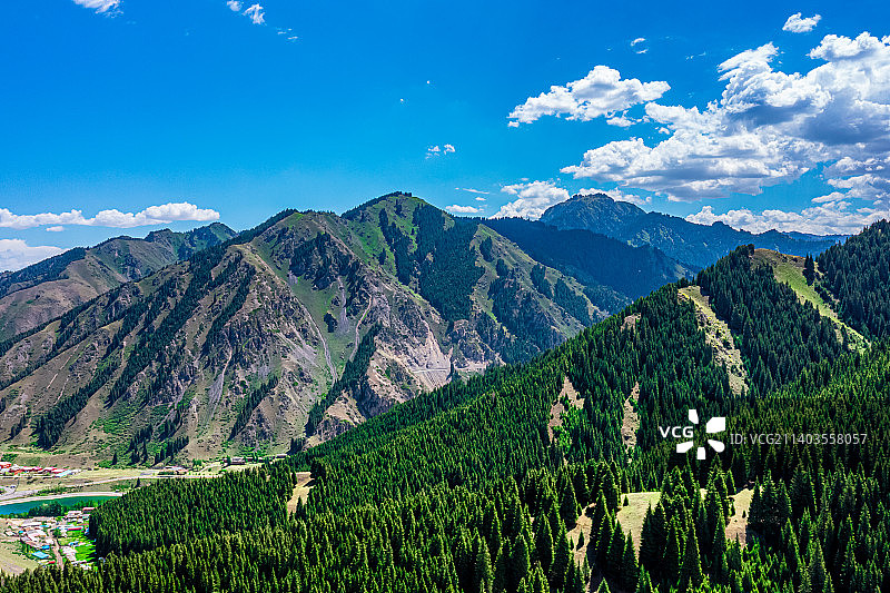 航拍：新疆天山大峡谷国家森林公园 蓝天白云云杉山脉图片素材