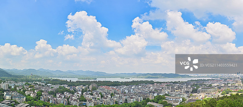 晴空下的杭州西湖全景与雷峰塔图片素材