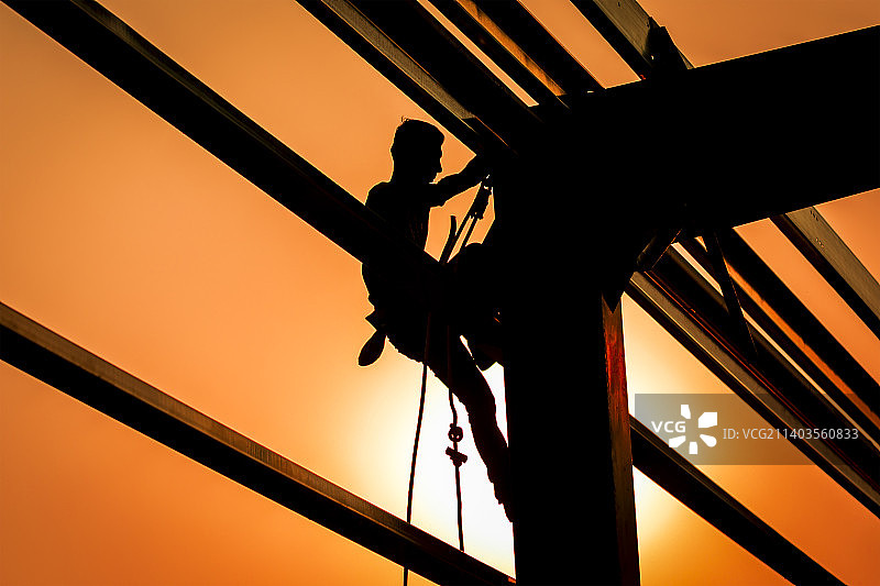 建筑工地上登高的劳动者图片素材