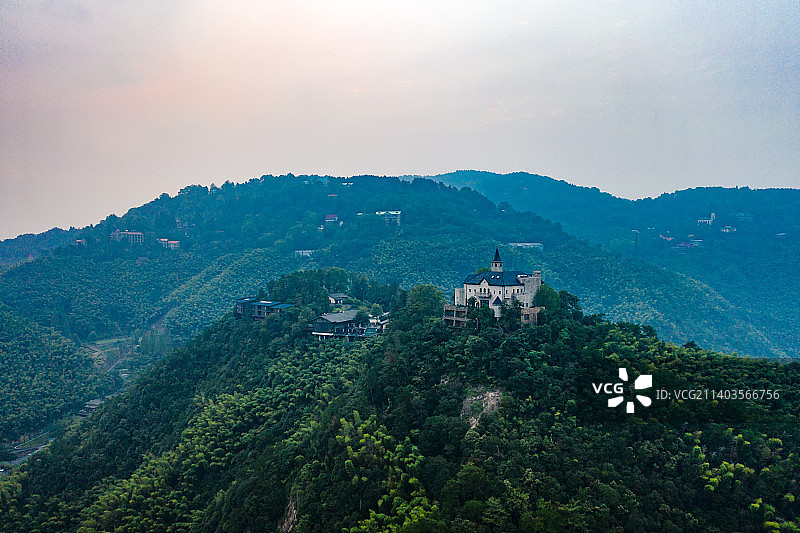航拍莫干山裸心堡风景区鸟瞰图图片素材