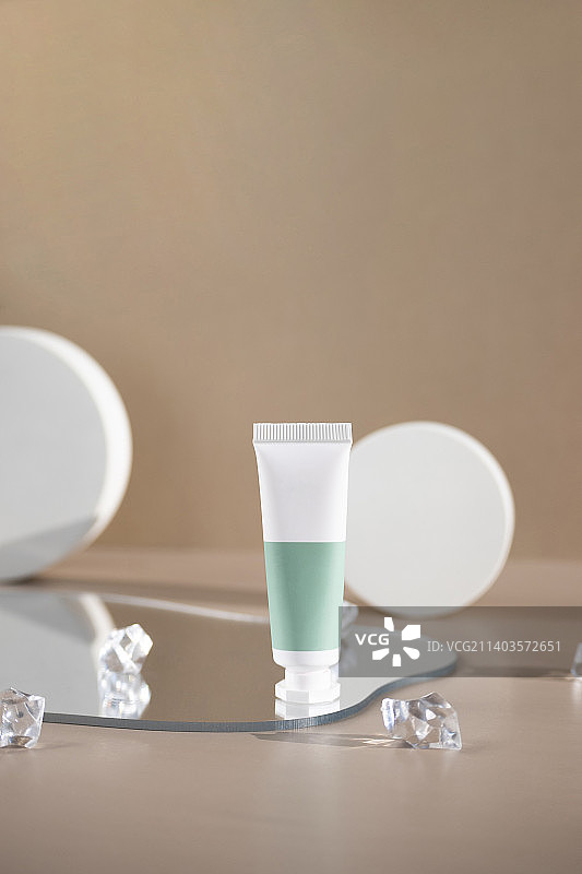 镜子上摆放的乳霜或化妆品包装图片素材