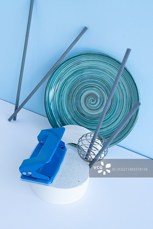 单色背景上的香和室内元素图片素材