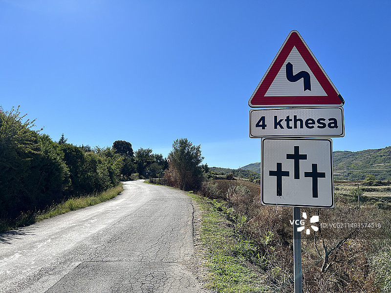 阿尔巴尼亚，以蔚蓝天空为背景的路标特写图片素材