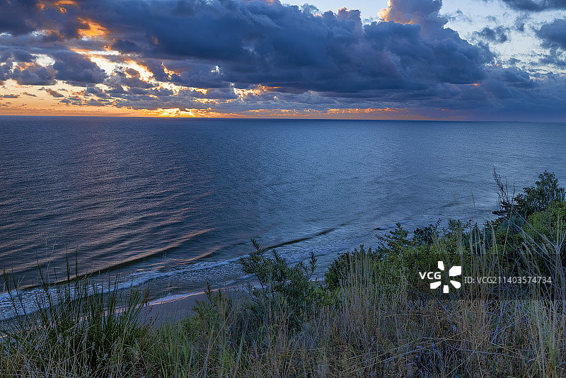 波罗的海海滩日出多云天气小浪无人阳光和水面反射波兰图片素材