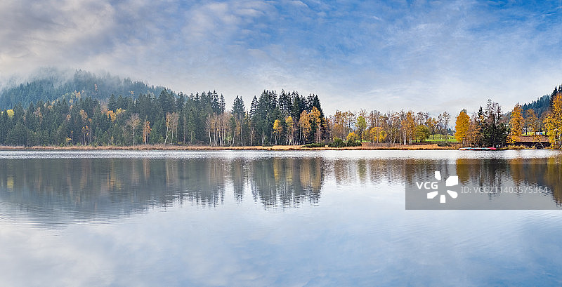 奥地利蒂罗尔基茨比厄尔施瓦茨湖阿尔卑斯山秋季湖泊图片素材