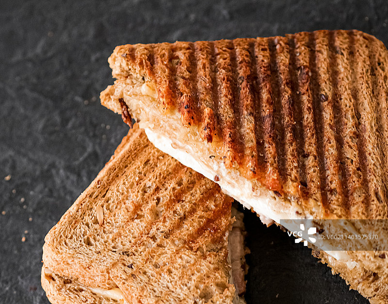 高角度的面包在桌子上图片素材