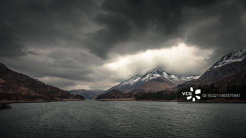 英国斯托克波来格山湖光山色图片素材