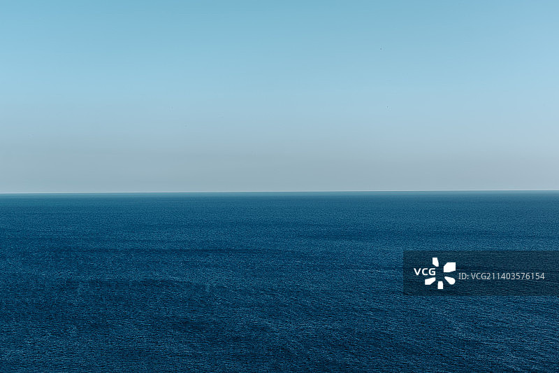 湛蓝的天空映衬着美丽的大海图片素材