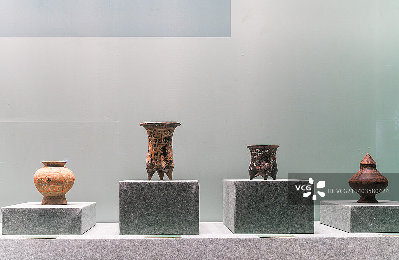 新石器时代红山文化遗存，彩绘陶器图片素材