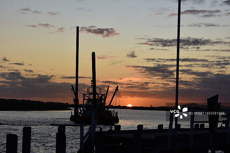 日落时分，澳大利亚维多利亚州韦里比海上的帆船轮廓图片素材