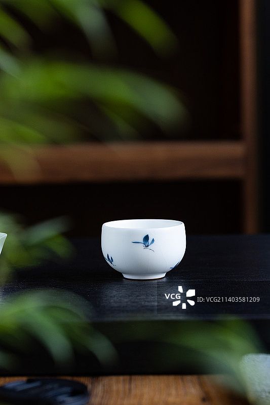 白汝窑主人杯开片手绘茶桌图片素材