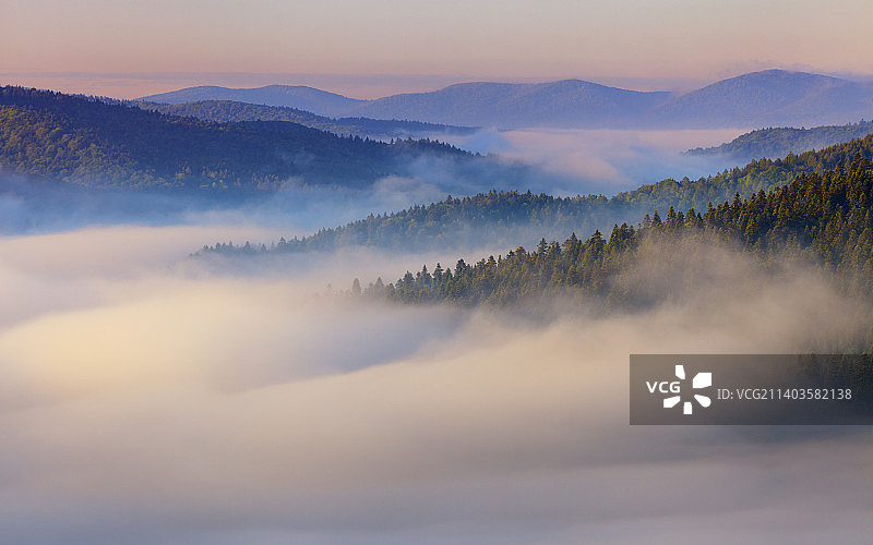 日落时波兰低贝斯基德山脉的景色图片素材