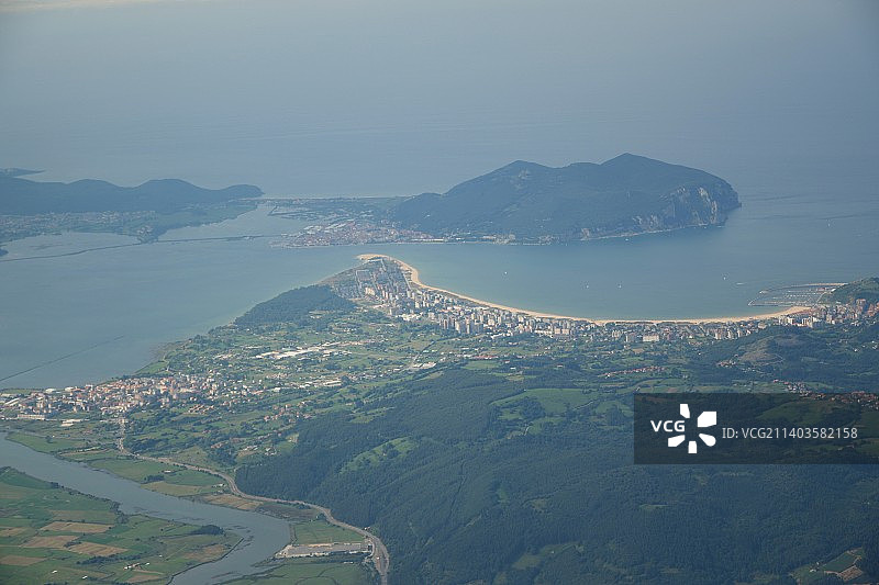 西班牙坎塔布里亚科林德雷斯海景和山脉航拍图片素材