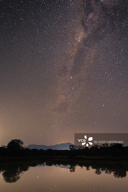 南非霍茨斯普鲁伊特夜空星空下的湖泊美景图片素材