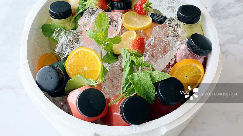 俯视角度拍摄的玻璃杯饮品图片素材