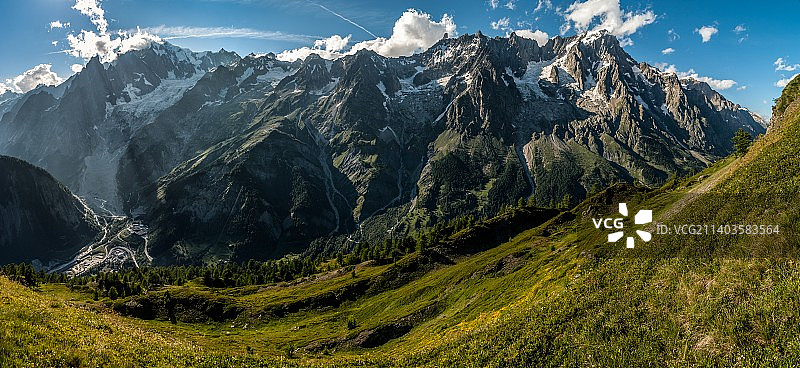 意大利奥斯塔山谷库马耶雪山全景图片素材
