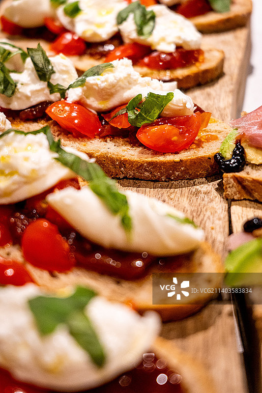 桌子上的披萨特写图片素材