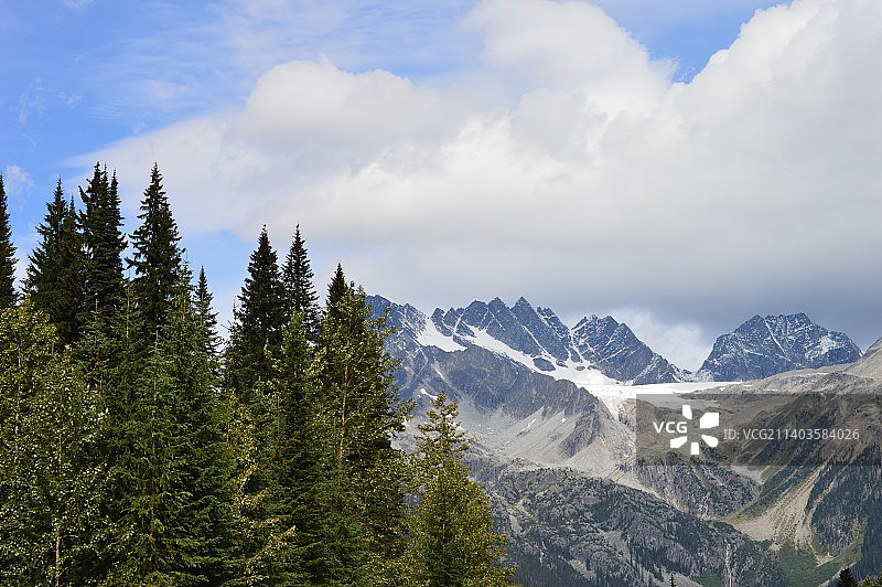多云天空下的山景图片素材