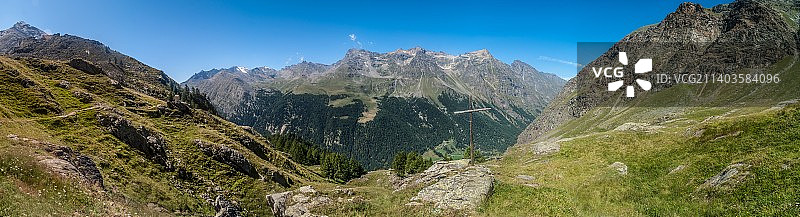 意大利瓦尔萨瓦雷恩切山脉的蓝天全景照片图片素材