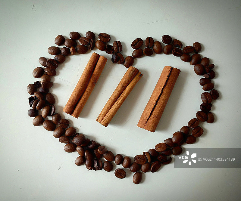 巴西白色背景上用烘焙咖啡豆制成的心形俯视图图片素材