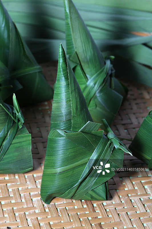 端午节家庭手工制作粽子图片素材
