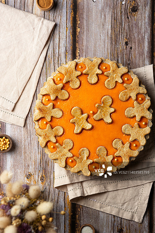 木桌上放着姜饼人南瓜派图片素材