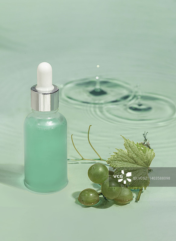 含胶原蛋白的玻璃精华液瓶图片素材