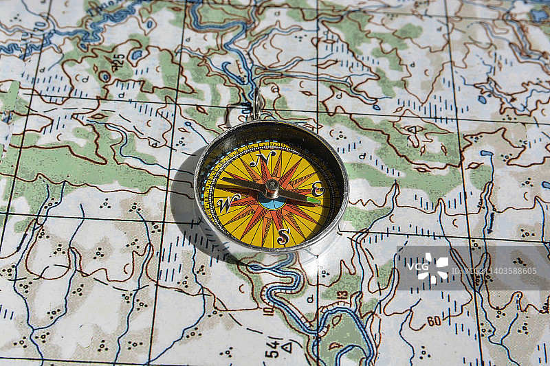 地图上的导航罗盘特写图片素材