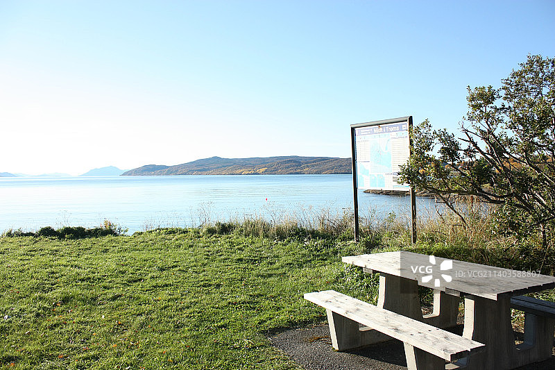 晴空下海边的空长椅图片素材