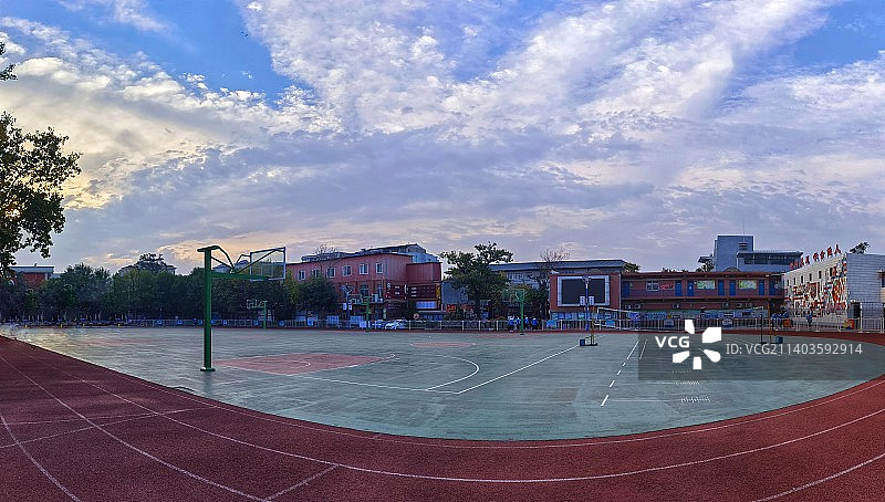 秋日里的校园，蓝天白云早霞美如画。图片素材