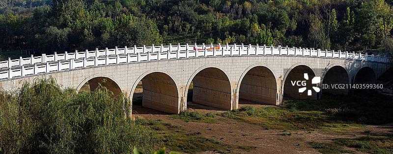 公园里的景观拱桥图片素材