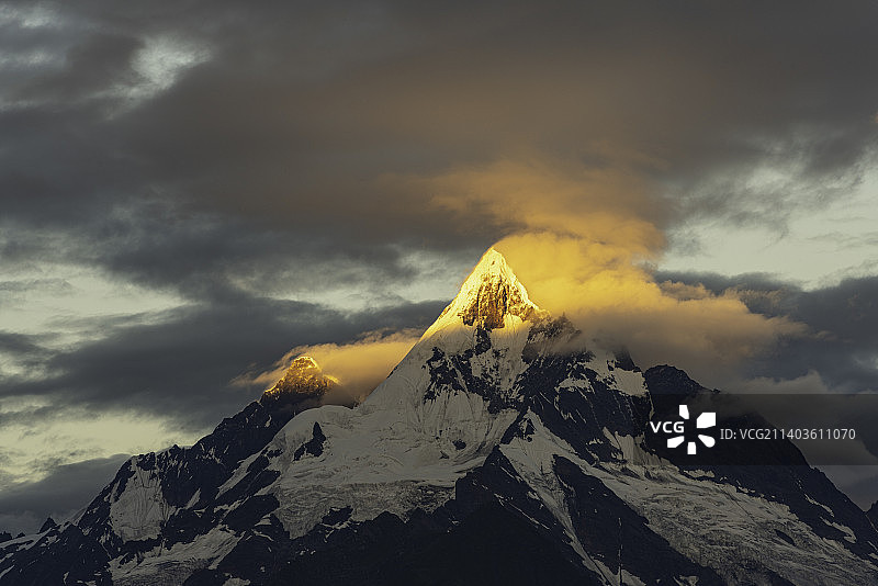 云南梅里雪山日照金山图片素材