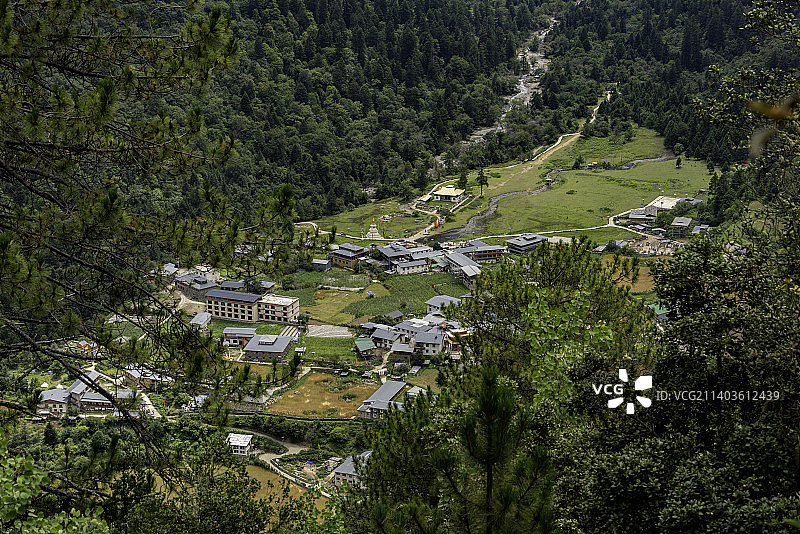 云南迪庆州雨崩村梅里雪山乡村田园自然风光图片素材