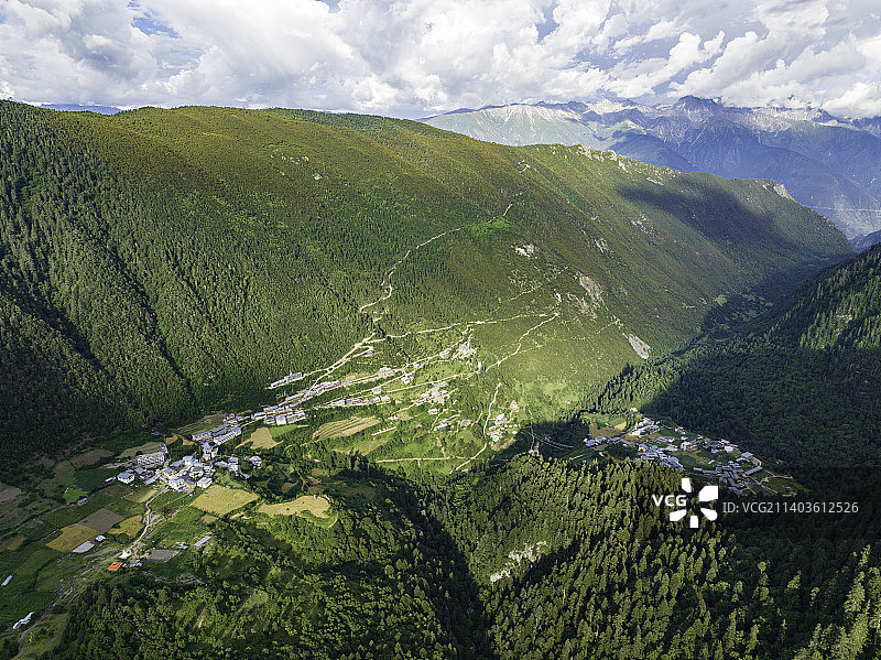 航拍云南迪庆州梅里雪山雨崩村全景图片素材