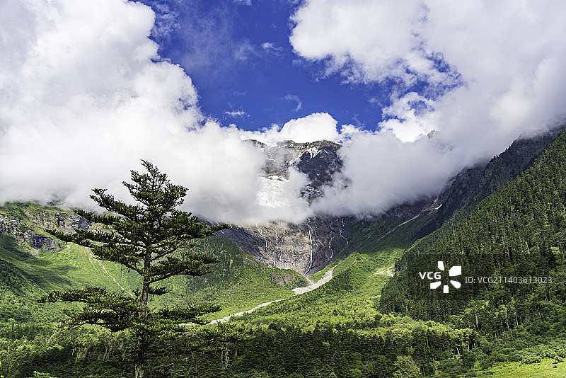 航拍云南迪庆州梅里雪山雨崩村冰湖图片素材