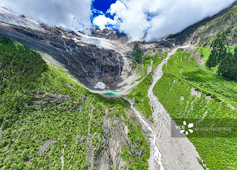 航拍云南迪庆州梅里雪山雨崩村冰湖图片素材