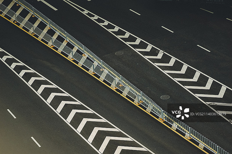 没有车的道路和标线图片素材