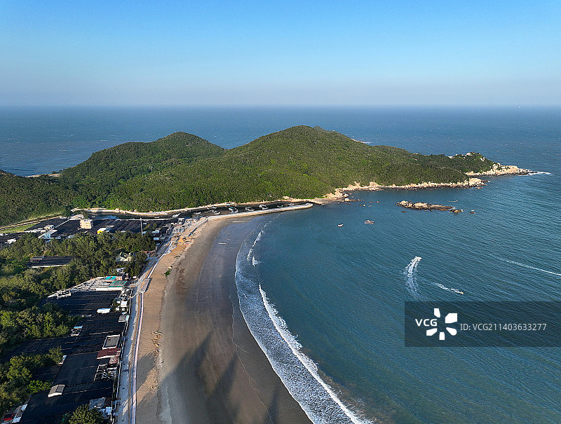 广东省汕头市南澳县青澳湾北回归线广场自然之门航拍图片素材