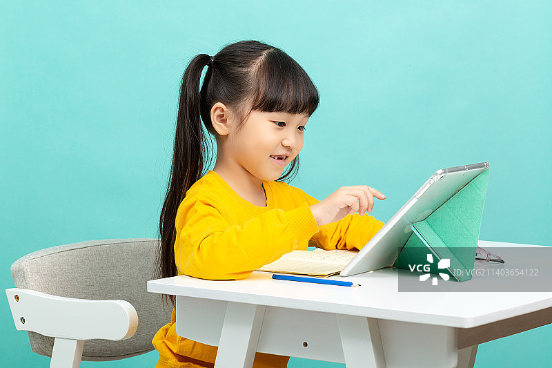 用平板电脑学习的中国小学女生图片素材