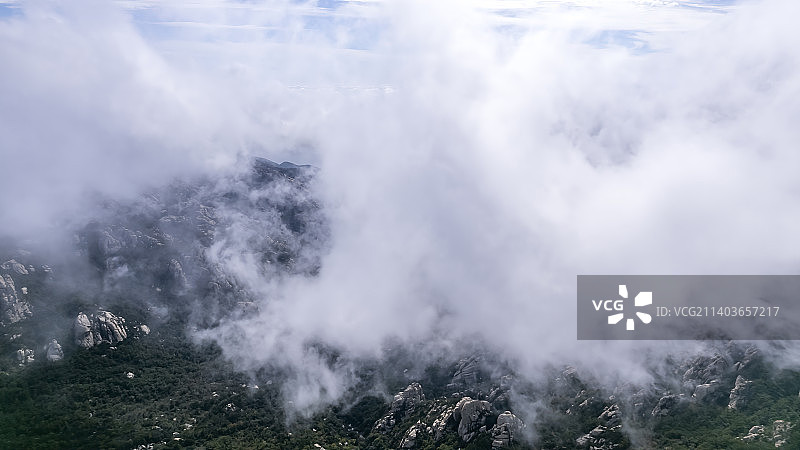 航拍崂山山林怪石.云海奇观.海上仙山图片素材