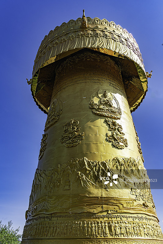 云南香格里拉独克宗古城转经筒图片素材