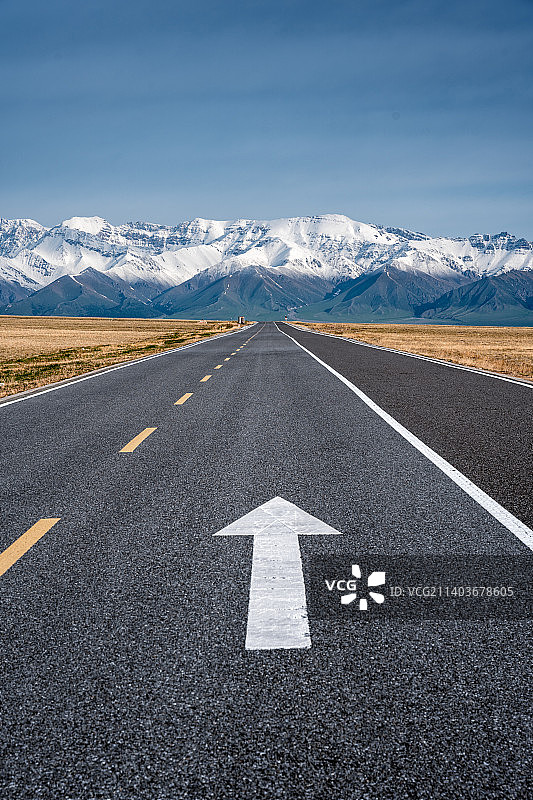 新疆赛里木湖通往雪山的公路上的直行标志图片素材