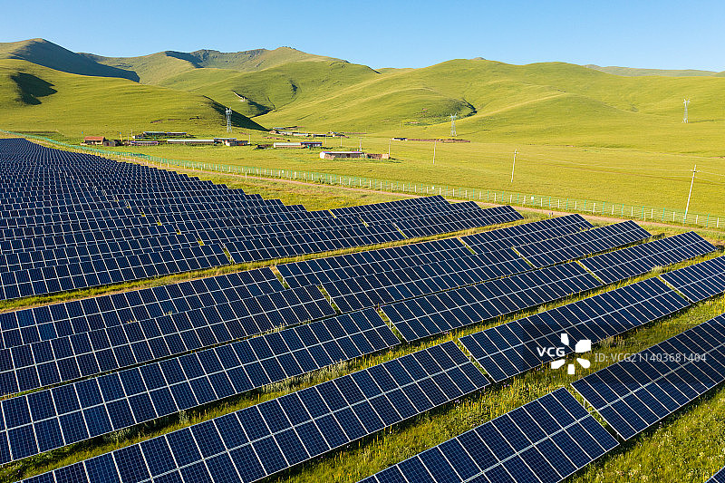 航拍草原上的发电站太阳能板图片素材